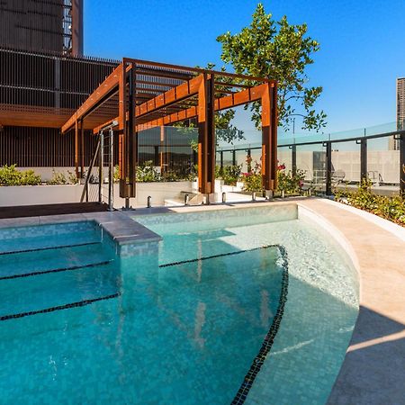 Aparthotel Fv By Peppers Brisbane Exteriér fotografie The rooftop pool at the Emporium Hotel South Bank