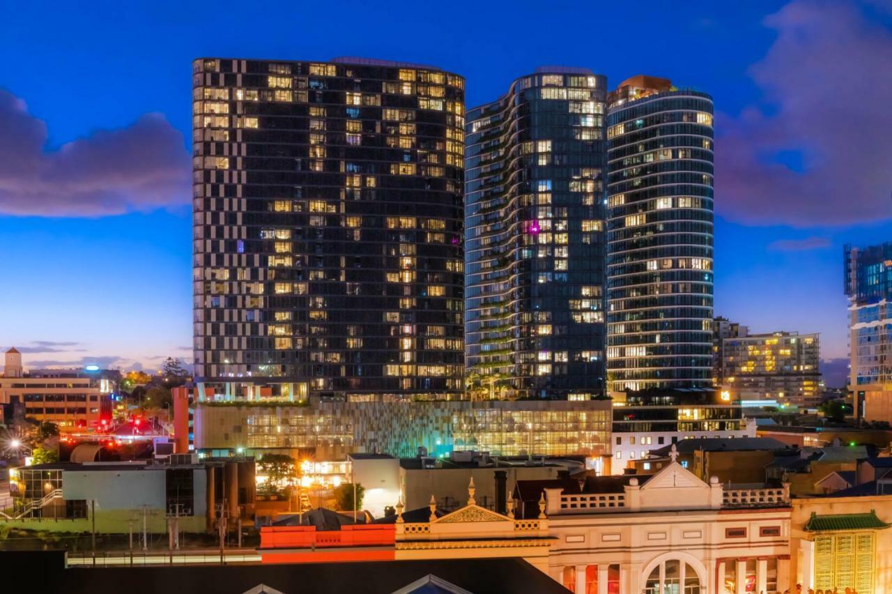 Aparthotel Fv By Peppers Brisbane Exteriér fotografie The complex at night