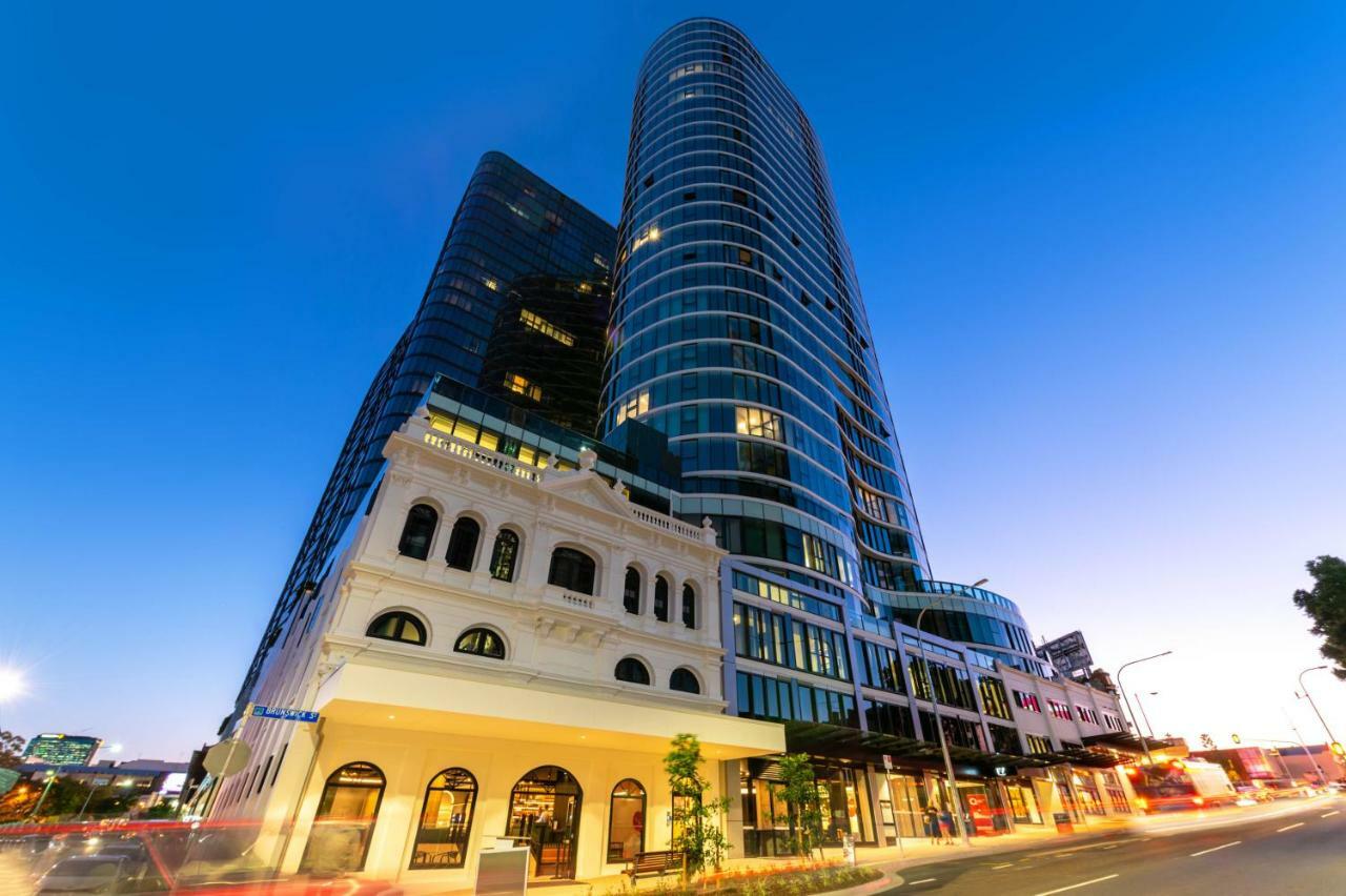 Aparthotel Fv By Peppers Brisbane Exteriér fotografie The hotel at night