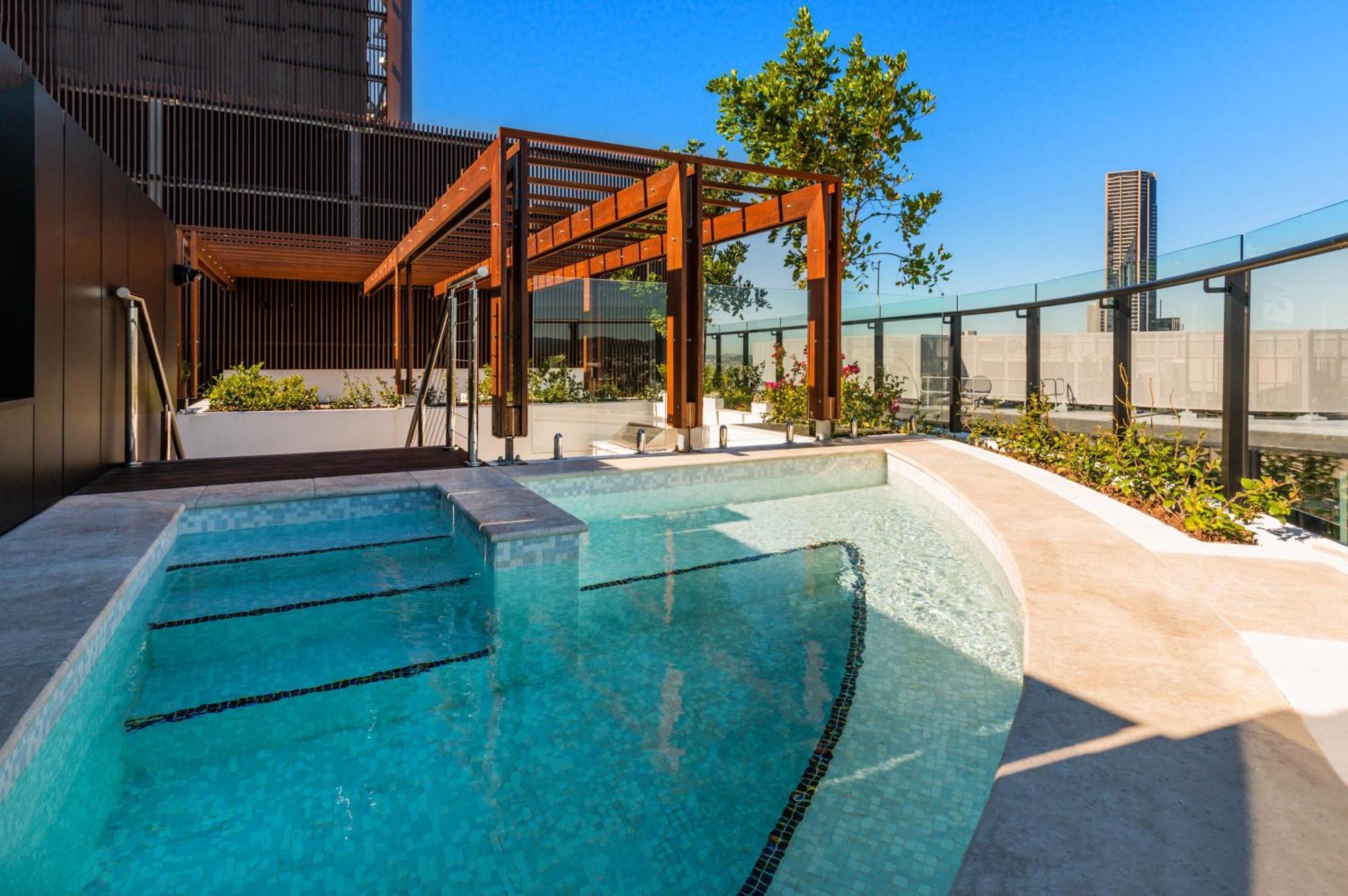 Aparthotel Fv By Peppers Brisbane Exteriér fotografie The rooftop pool at the Emporium Hotel South Bank