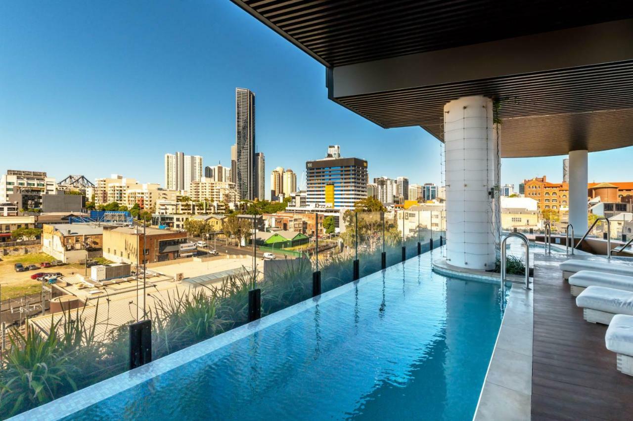 Aparthotel Fv By Peppers Brisbane Exteriér fotografie The rooftop pool at Emporium Southbank