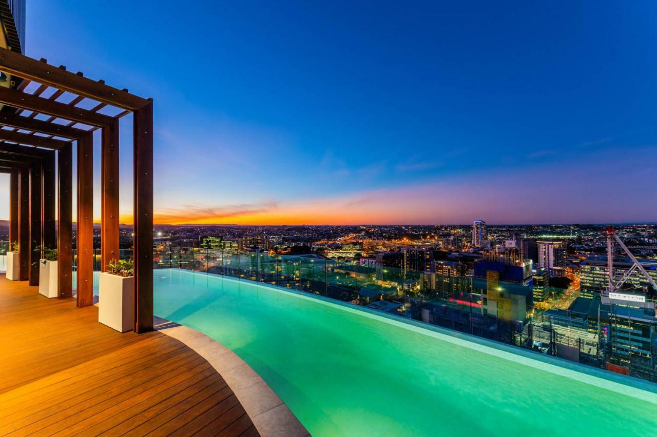 Aparthotel Fv By Peppers Brisbane Exteriér fotografie Infinity pool at the rooftop of the hotel